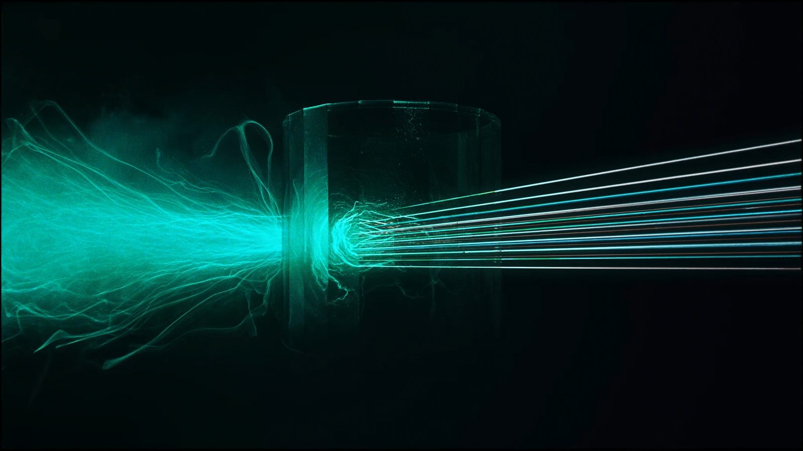 Lente de vidro transformando filamentos de luz emaranhados em faixas paralelas ordenadas.